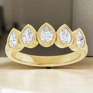 3/4 ctw Pear-Shaped Lab Grown Diamond Ring in 14kt Yellow Gold